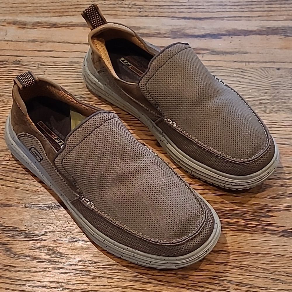 Skechers size men's 10 classic fit air cooled memory foam shoes
